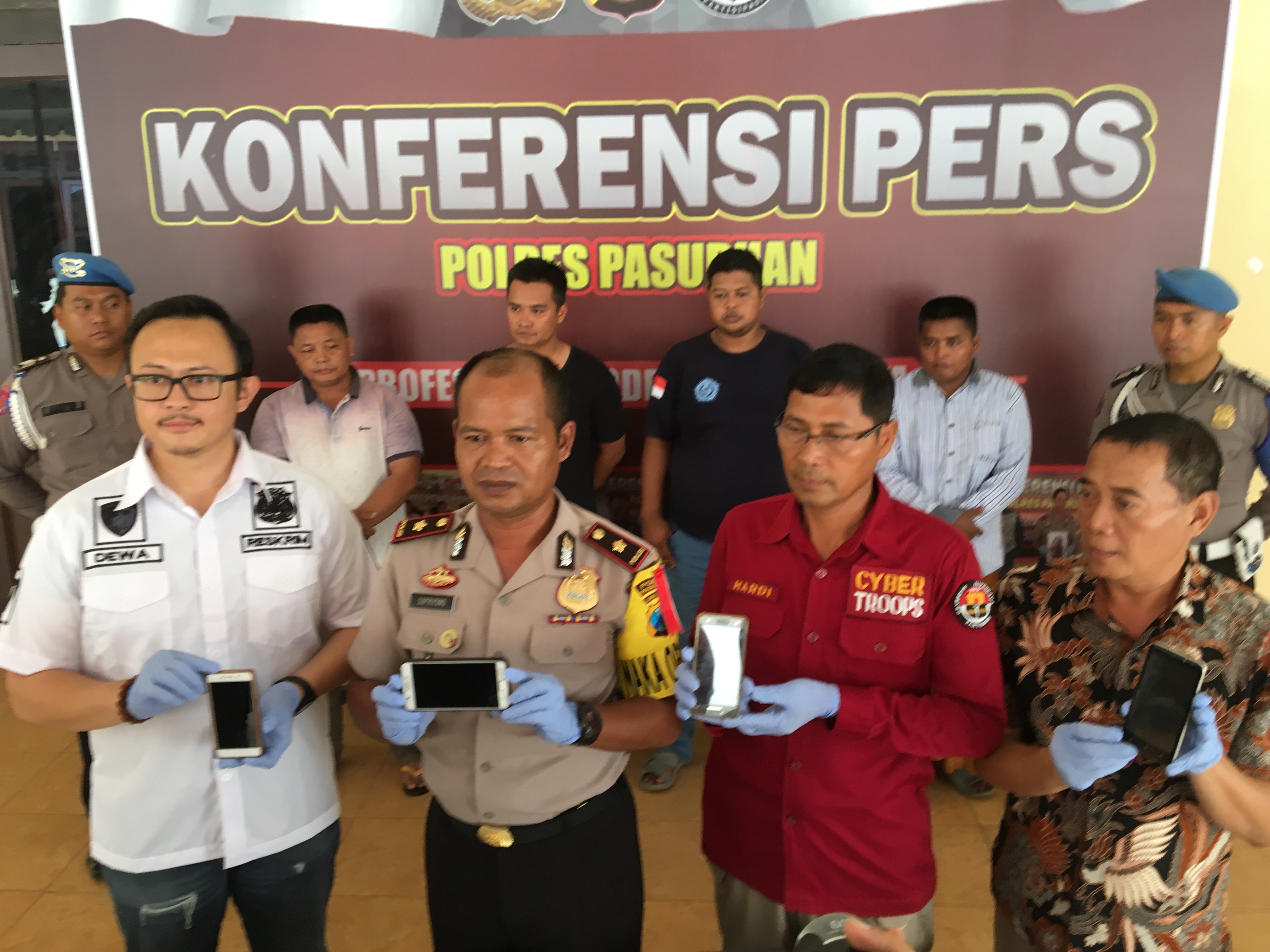 Pelaku penyebar hoax ditangkap polisi.