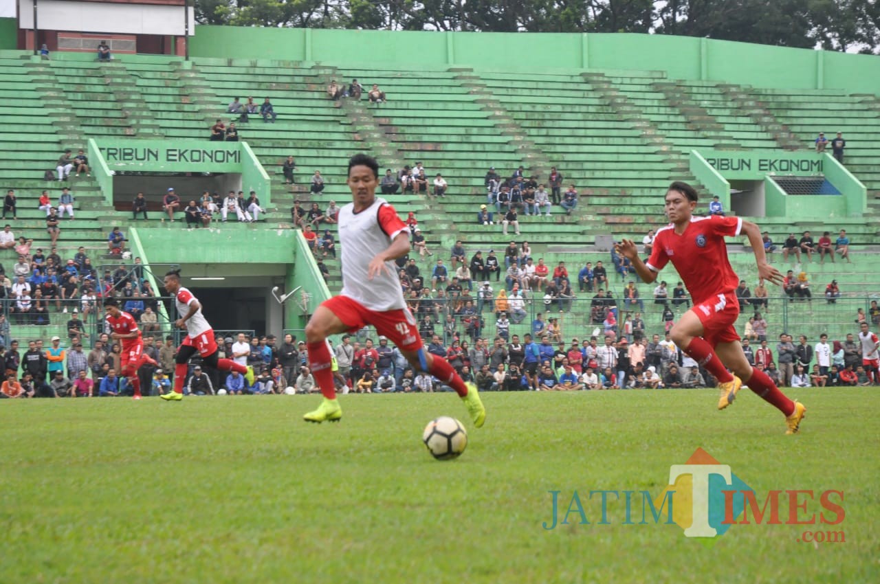 Aremania terlihat melingkari lapangan Stadion Gajayana saat Arema FC latihan. (Luqmanul Hakim)