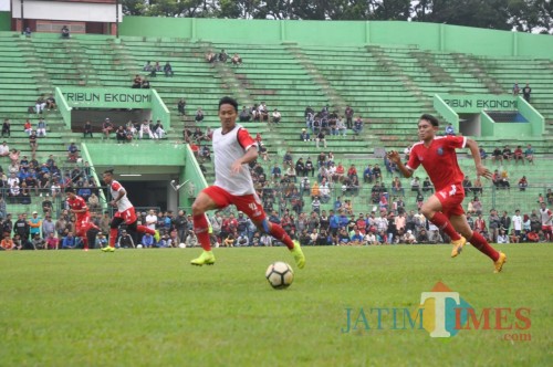 Aremania terlihat melingkari lapangan Stadion Gajayana saat Arema FC latihan. (Luqmanul Hakim)