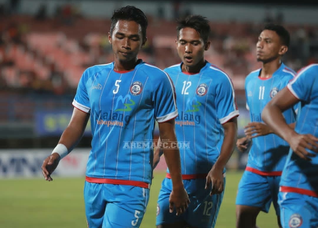 Bagas Adi Nugroho (paling depan) saat masih membela Arema FC. (instagram @aremafcofficial)