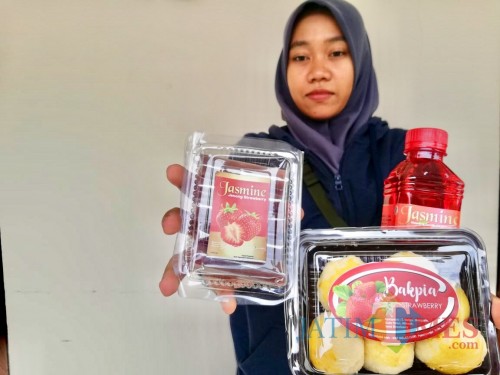 Bakpia, jenang, dan minuman sari stroberi produk unggulan di Kampung Stroberi Desa Pandanrejo, Kecamatan Bumiaji. (Foto: Irsya Richa/MalangTIMES)