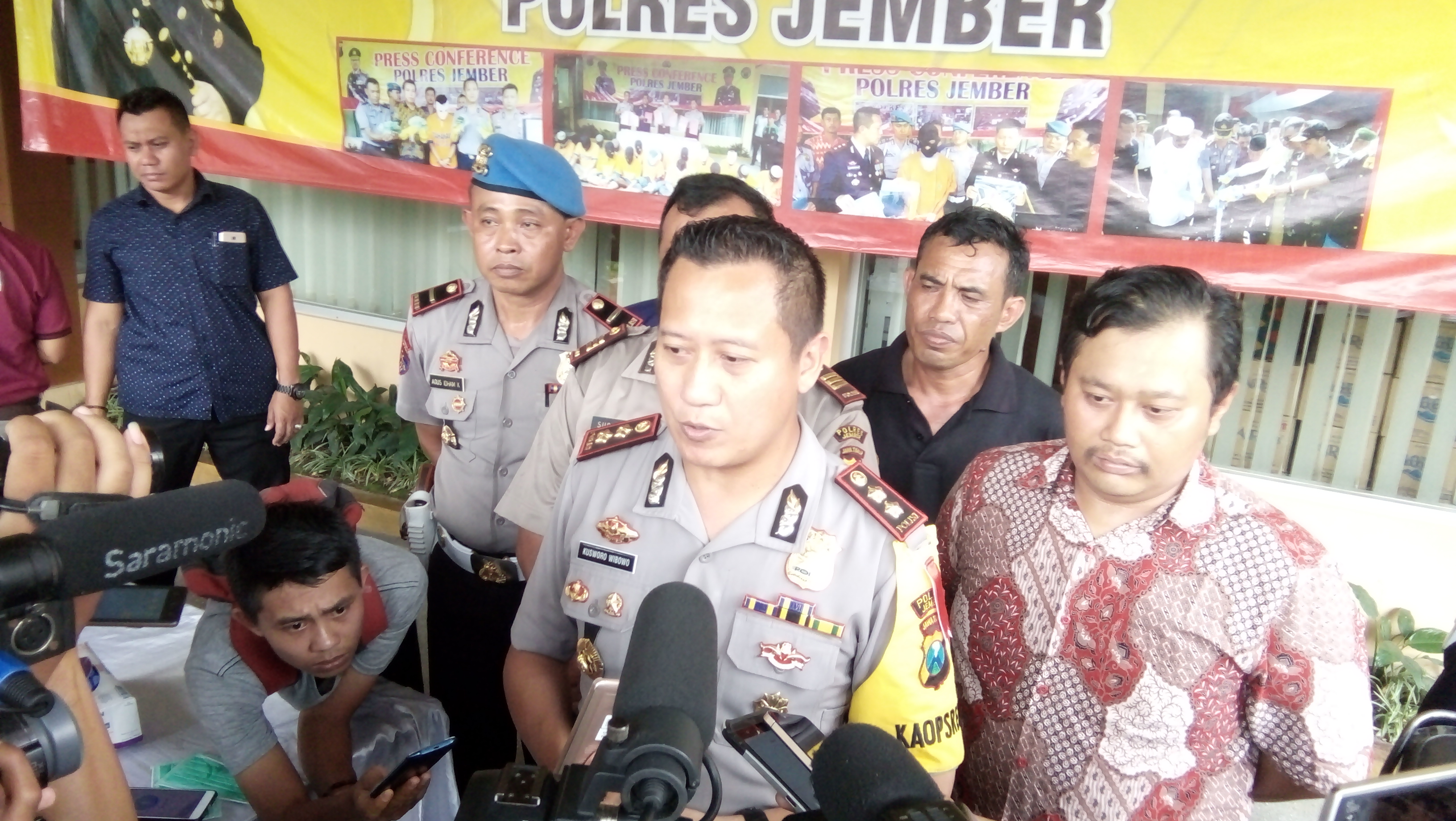 Kapolres jember saat memberikan keterangan pers