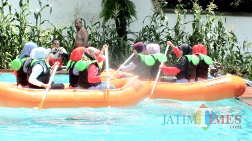 Beberapa peserta saat menerima edukasi water rescue di Posko BPBD Kota Batu. (Foto: Istimewa)