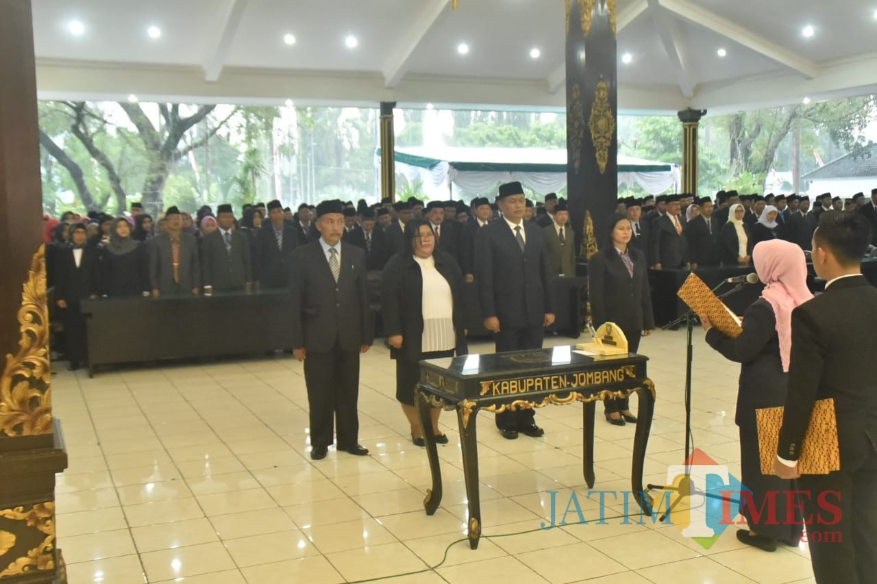 Bupati Jombang Hj Mundjidah Wahab saat membacakan sumpah dan janji pada pelantikan para pejabat di lingkup Pemkab Jombang. (Foto : Adi Rosul / JombangTIMES)