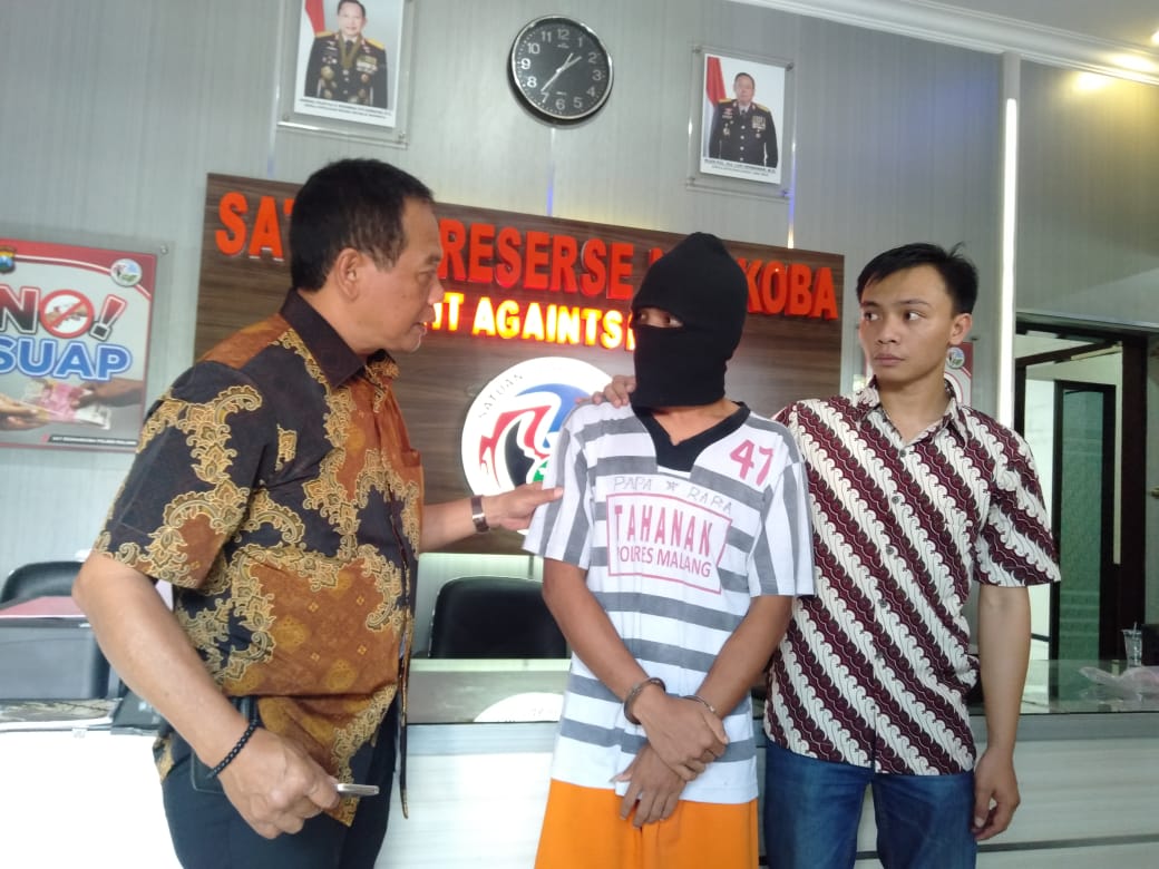 Diki Ardiansyah (tengah) saat digelandang ke Satreskrim Polres Malang, setelah kedapatan menjadi pecandu narkoba, Kabupaten Malang (Foto : Istimewa)