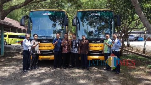 Dua bus sekolah diterima Dinas Perhubungan Trenggalek. / Foto : Rudi Yunirianto / Trenggalek TIMES