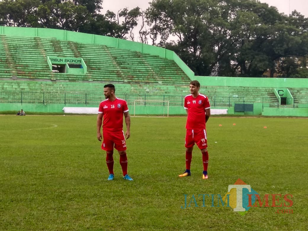 Robert Lima Guimaraes (kiri) dan Pavel Smolyachenko, dua pemain asing baru Arema FC (Hendra Saputra)