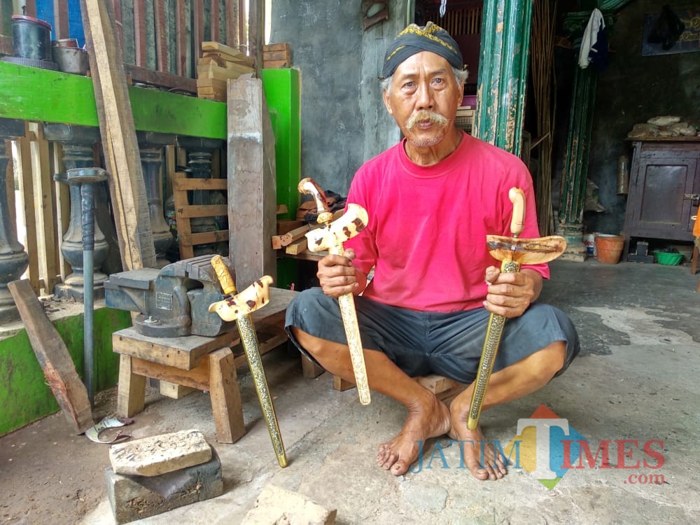 Empu Mujiono menunjukkan keris buatanya.(Foto : Team BlitarTIMES)
