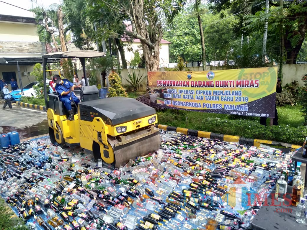 Ilustrasi pemusnahan miras di Polres Malang, Kabupaten Malang (Foto : Dokumen MalangTIMES)