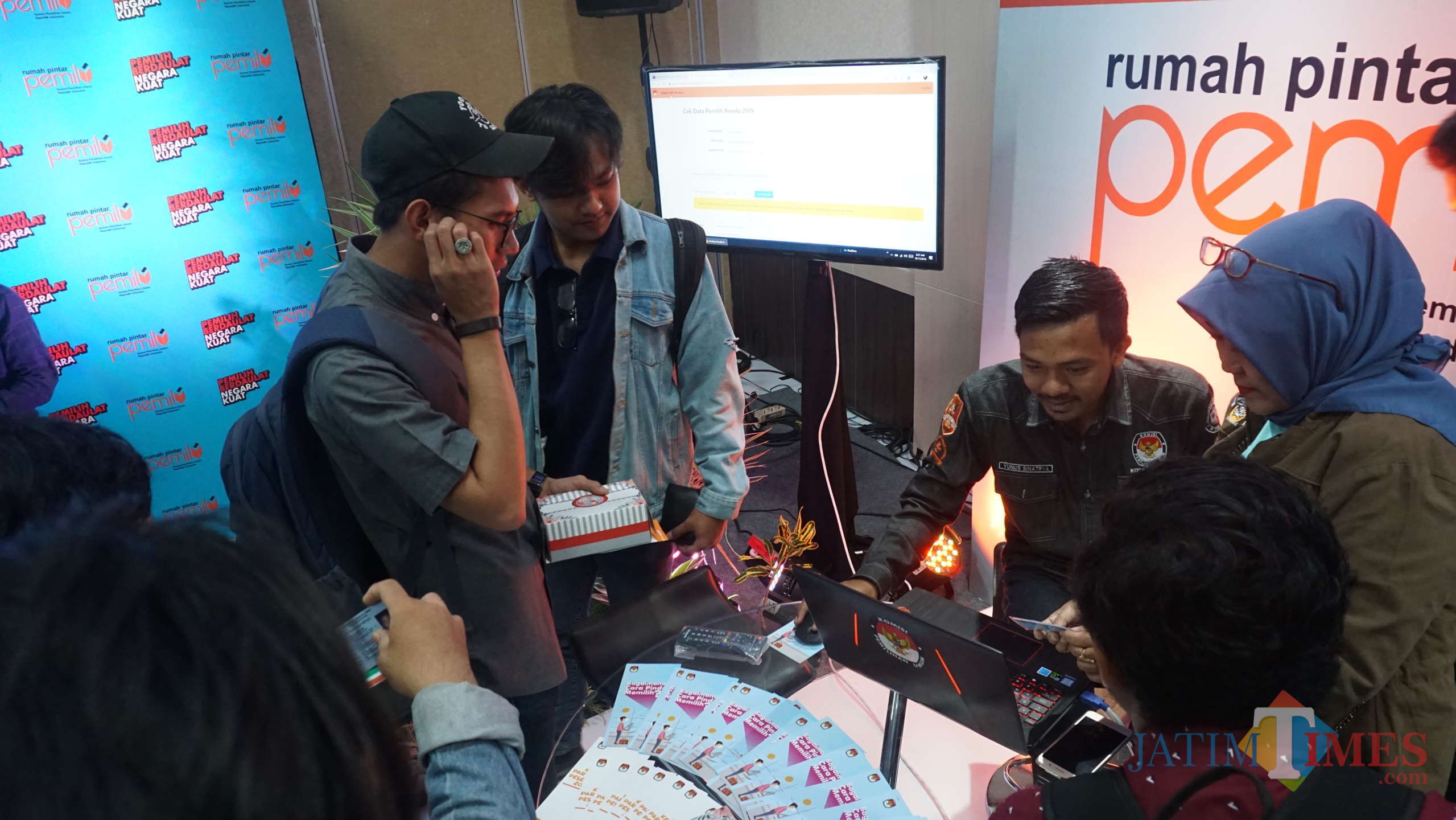Petugas KPU Kota Malang yang membuka booth-booth di kegiatan kampus untuk melakukan sosialisasi pindah pilih. (Foto: Dokumen MalangTIMES)