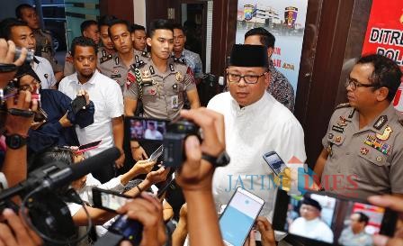 Kapolda Jatim Irjen Pol Luki Hermawan saat memberikan keterangan