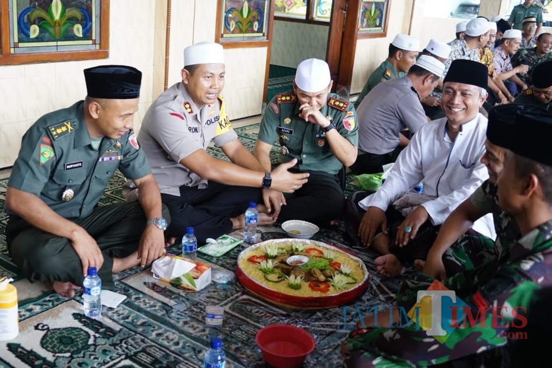 Kapolres Kediri AKBP Roni Faisal Saiful Faton dan Dandim 0809 Kediri Letkol Kav Dwi Agung Nampak makan tumpeng bersama. (Foto: B. Setioko/JatimTIMES)
