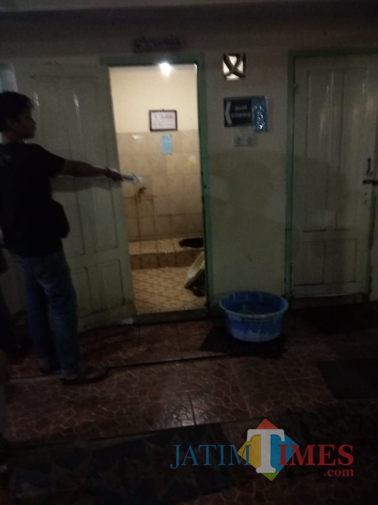 Kloset tempat ditemukanya bayi dan ibunya. (foto : dok pol)