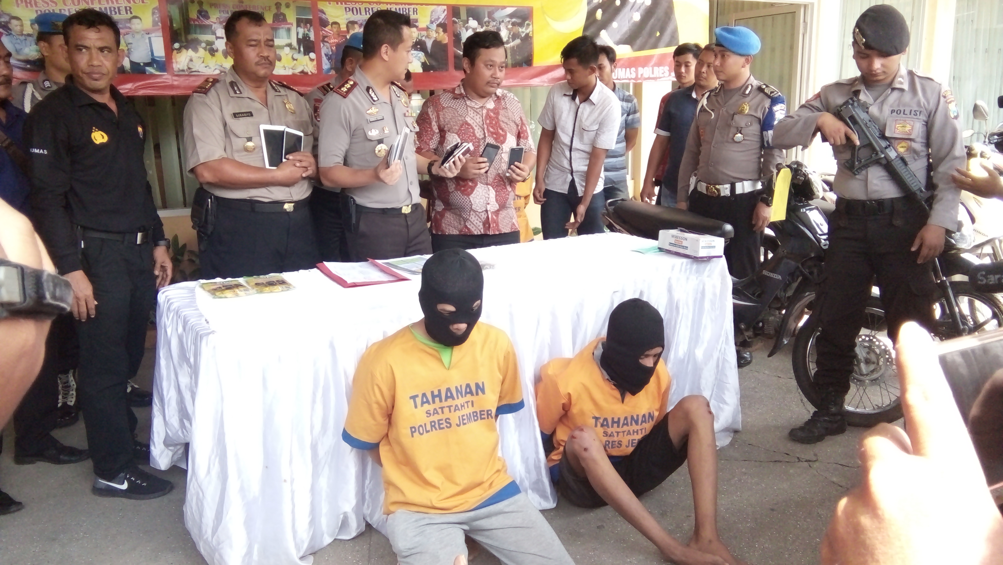 Yudi pratama (kiri) saat di tunjukan di hadapan media oleh kapolres jember