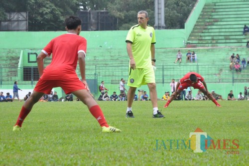 Milomir Seslija saat memantau pemainnya berlatih (Luqmanul Hakim)