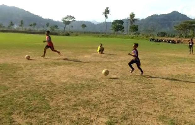 Sejumlah anak bermain bola di lapangan yang baru saja selesai diperbaiki.