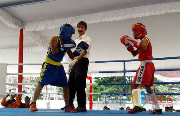 SALING PUKUL: Atlet tinju anak-anak bertarung tiga ronde dalam kejurda tinju di Balai Kota Among Tani Kota Batu, Senin (11/4/2016). (Foto: Nurliana Ulfa/BatuTIMES)