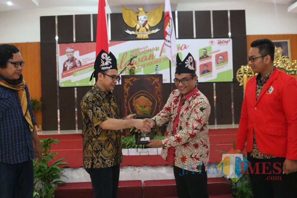 Rektor Untag Andang Subahariyanto memberikan Cinderamata kepada salah satu narasumber dalam saat membuka seminar