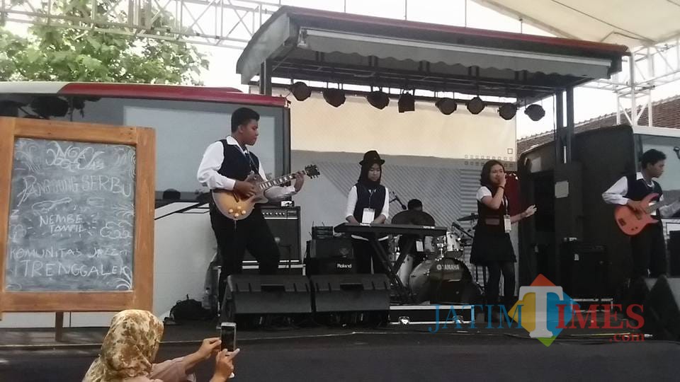 Sabrina Najwa Ramadhani, vokalis musik jazz di Trenggalek. / Foto : Rudi Yunirianto / Trenggalek TIMES