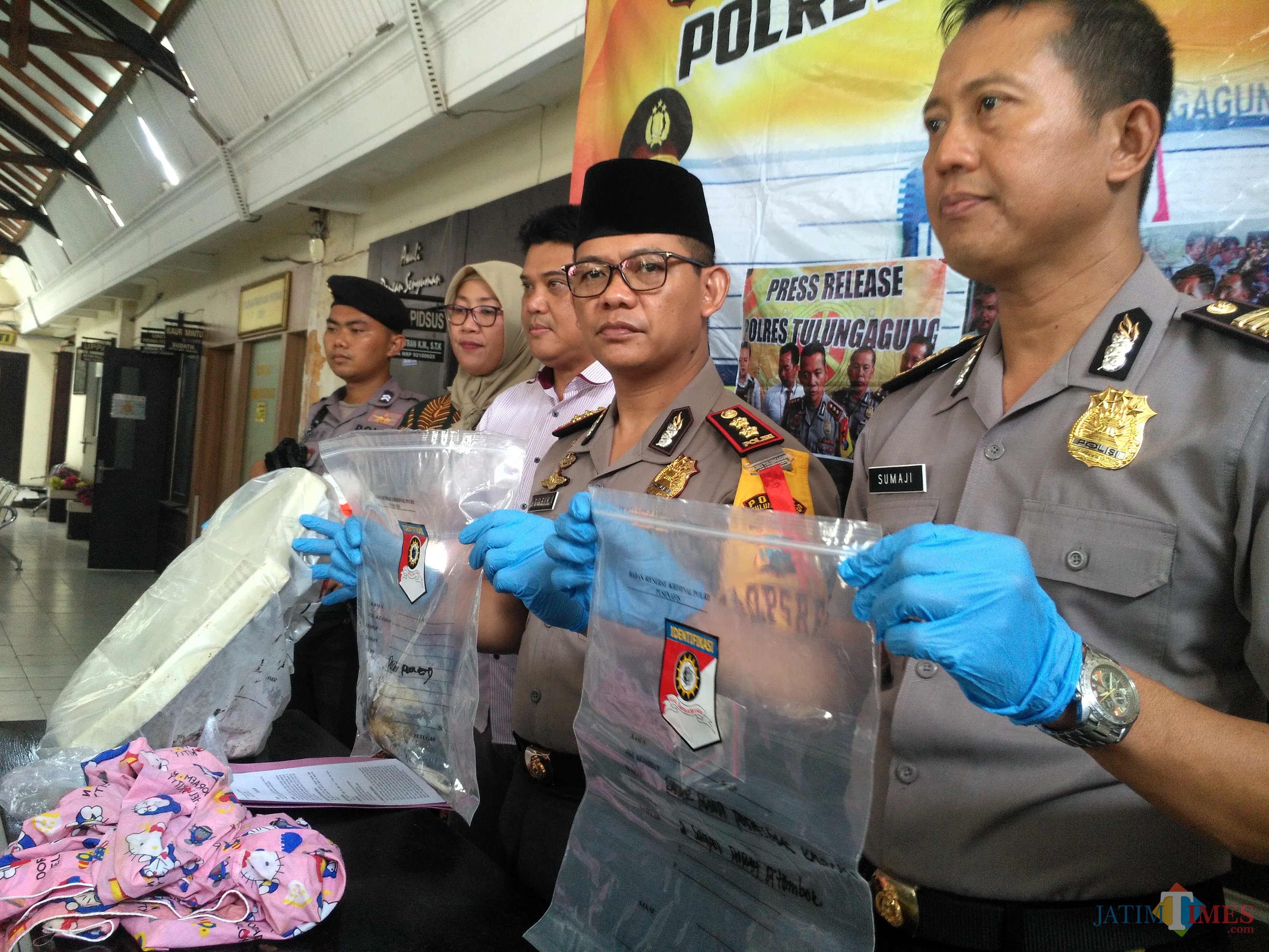 Kapolres Tulungagung AKBP Tofik Sukendar saat rilis adanya siswi yang lahirkan bayi di WC Puskesmas Kauman (Foto : Anang Basso / TulungagungTIMES)