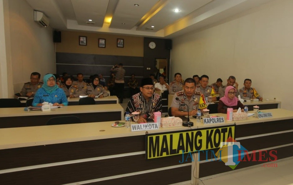 Suasana konferensi video antara Pemkot Kota Malang dan Polres Malang Kota bersama Kementerian Sosial dan kapolri. (Foto: Nurlayla Ratri/MalangTIMES)