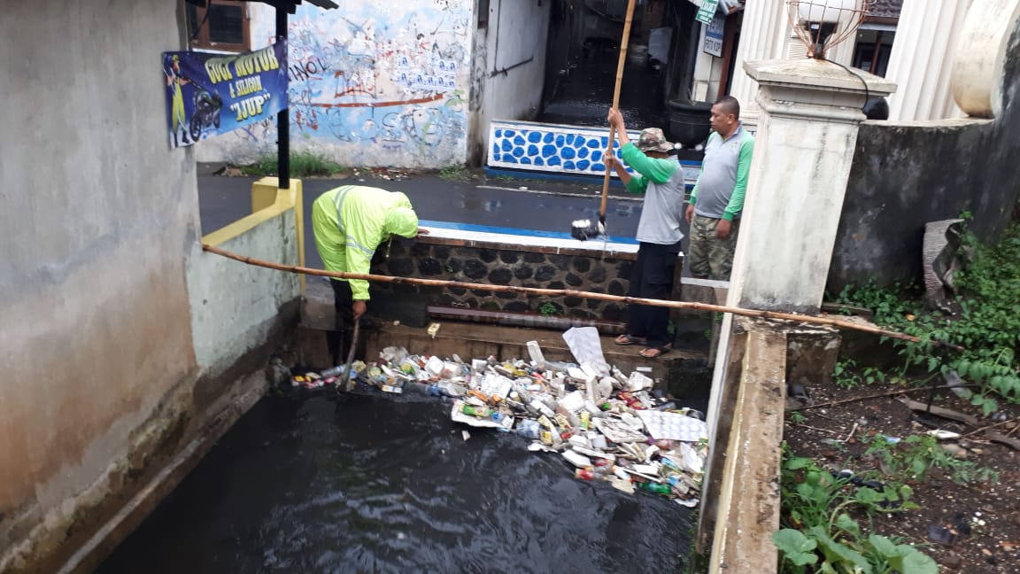 Tumpukan sampah yang ada di aliran air kawasan Klaseman, Kota Malang, dibersihkan oleh petugas untuk menghindari banjir dan genangan air. (Istimewa)