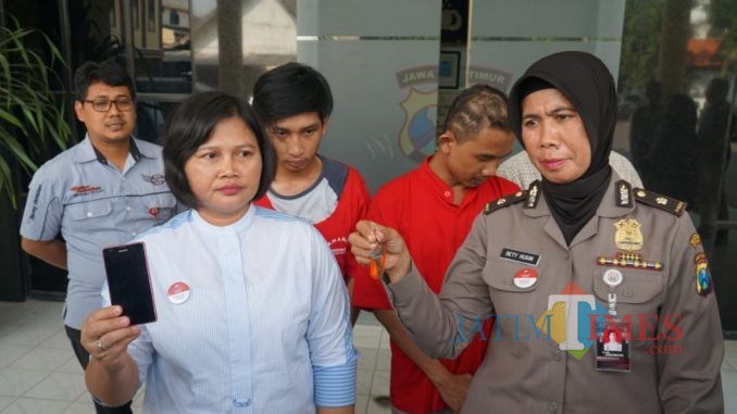 Unit PPA Satreskrim Polrestabes Surabaya saat merilis pelaku