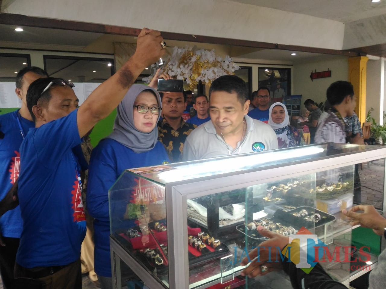 Wabup Lumajang ketika melihat salah satu stand batu akik (Foto : Moch. R. Abdul Fatah / Jatim TIMES)