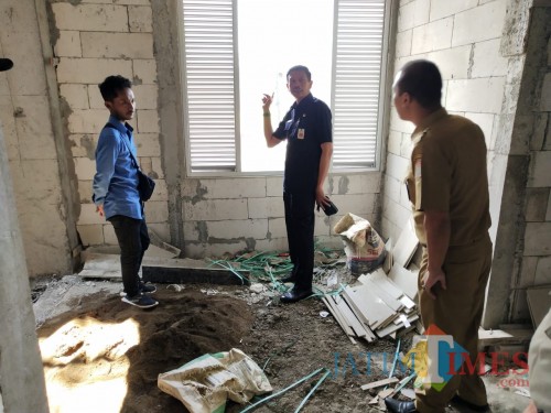 Wahyu Hidayat, kepala DPKPCK Kabupaten Malang (tengah), bersama Imam Suyono, kabid Perumahan DPKCK (kanan) dan perwakilan kontraktor pembangunan rusunawa ASN. (Nana)