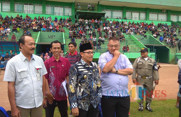 Wali Kota Malang Drs Sutiaji (peci hitam) bersama General Manager Arema FC Ruddy Widodo (kemeja biru) saat bertemu di Stadion Gajayana (foto: Hendra Saputra/ MalangTIMES