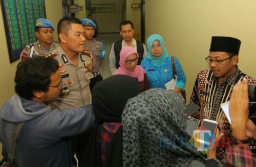 Wali Kota Malang Sutiaji (mengenakan kopiah hitam) saat menemui awak media di Polres Malang Kota. (Foto: Nurlayla Ratri/MalangTIMES)
