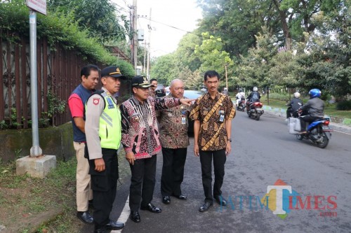 Wali Kota Malang Sutiaji (mengenakan topi hitam) saat memimpin evaluasi rekayasa lalu lintas di Jalan Simpang Ijen. (Foto: Humas Pemkot Malang for MalangTIMES)