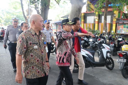 Wali Kota Malang Sutiaji (tengah) saat meninjau macet Jl Bandung. (@sutiaji1946).