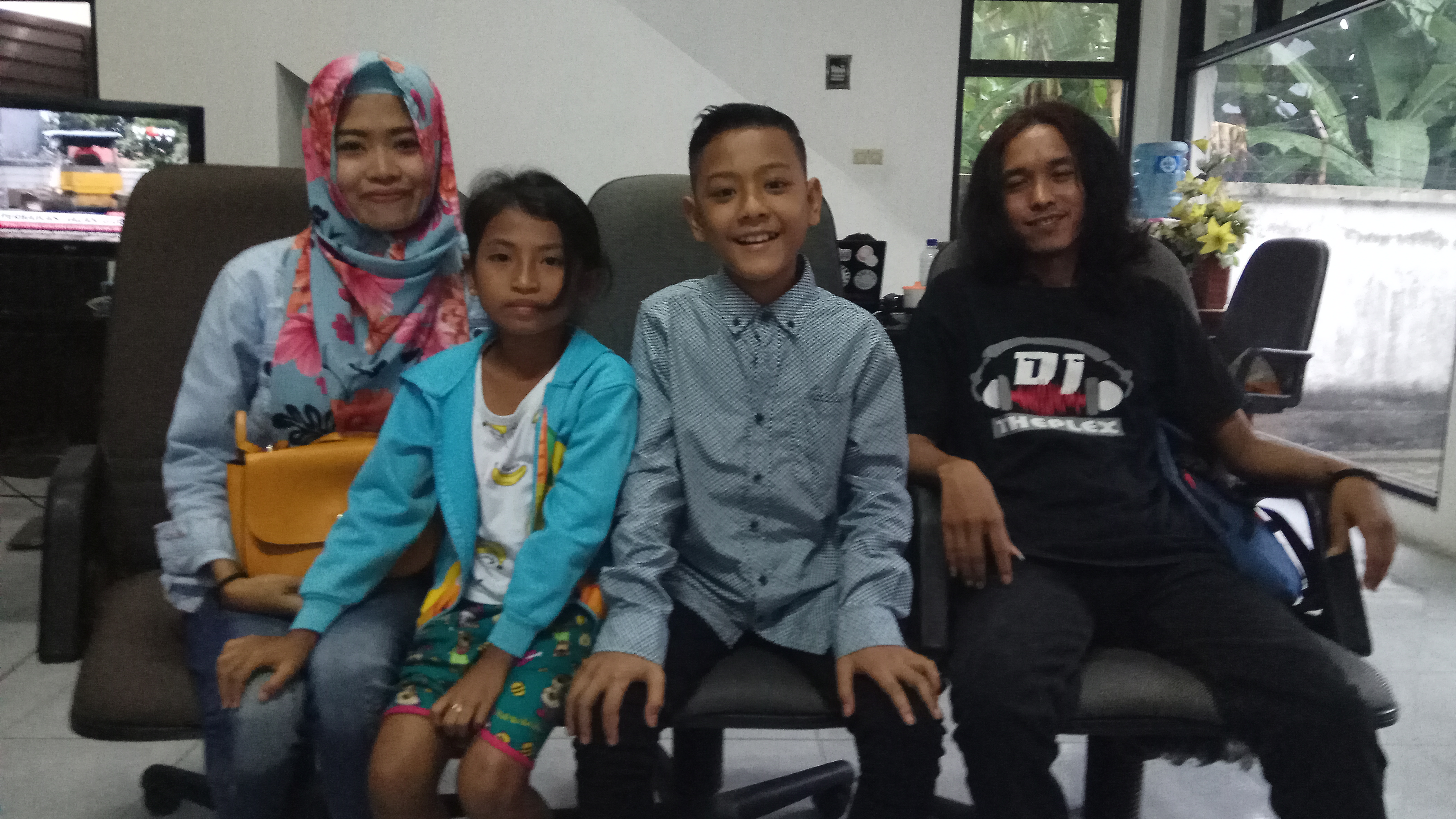 Daeren Okta Ragilio (dua dari kanan) bersama Muhtadin (paling kanan) dan keluarga