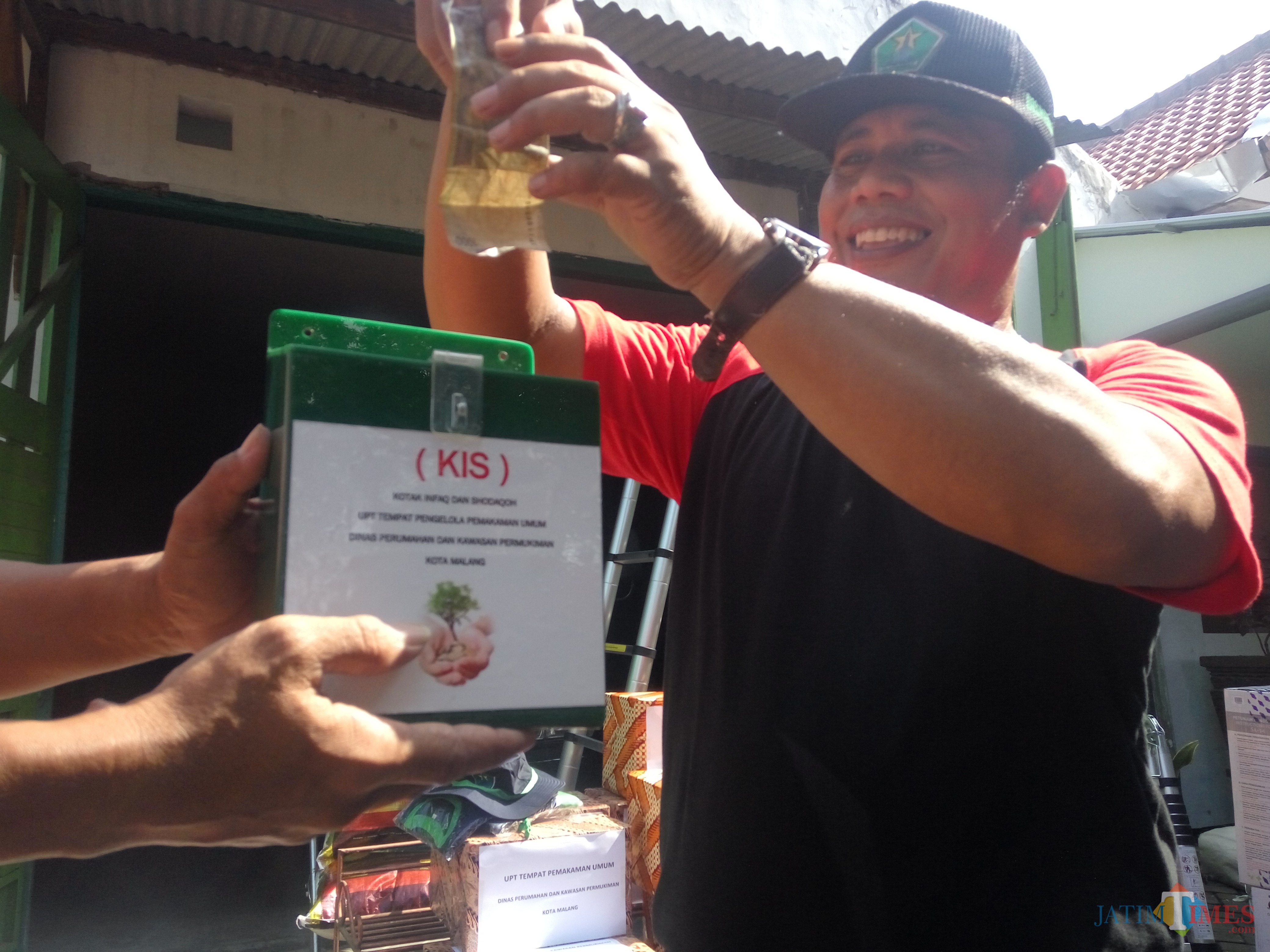 Kepala UPT TPU saat me-launching KIS di hadapan para pegawai UPT TPU. (Anggara Sudiongko/MalangTIMES)