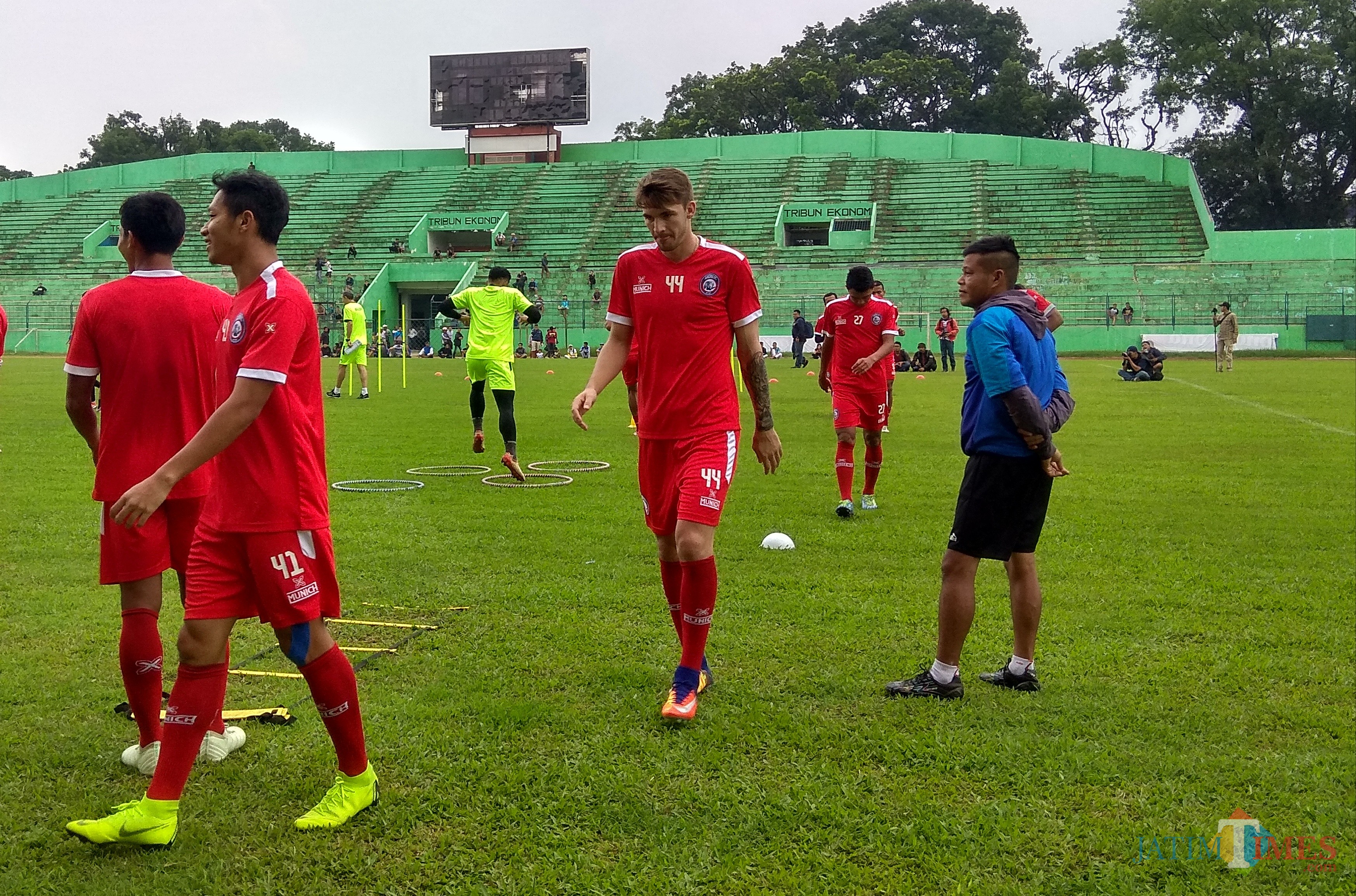 Pavel Smolyachenko (nomor 44) saat menjalani latihan bersama Arema FC (Hendra Saputra)