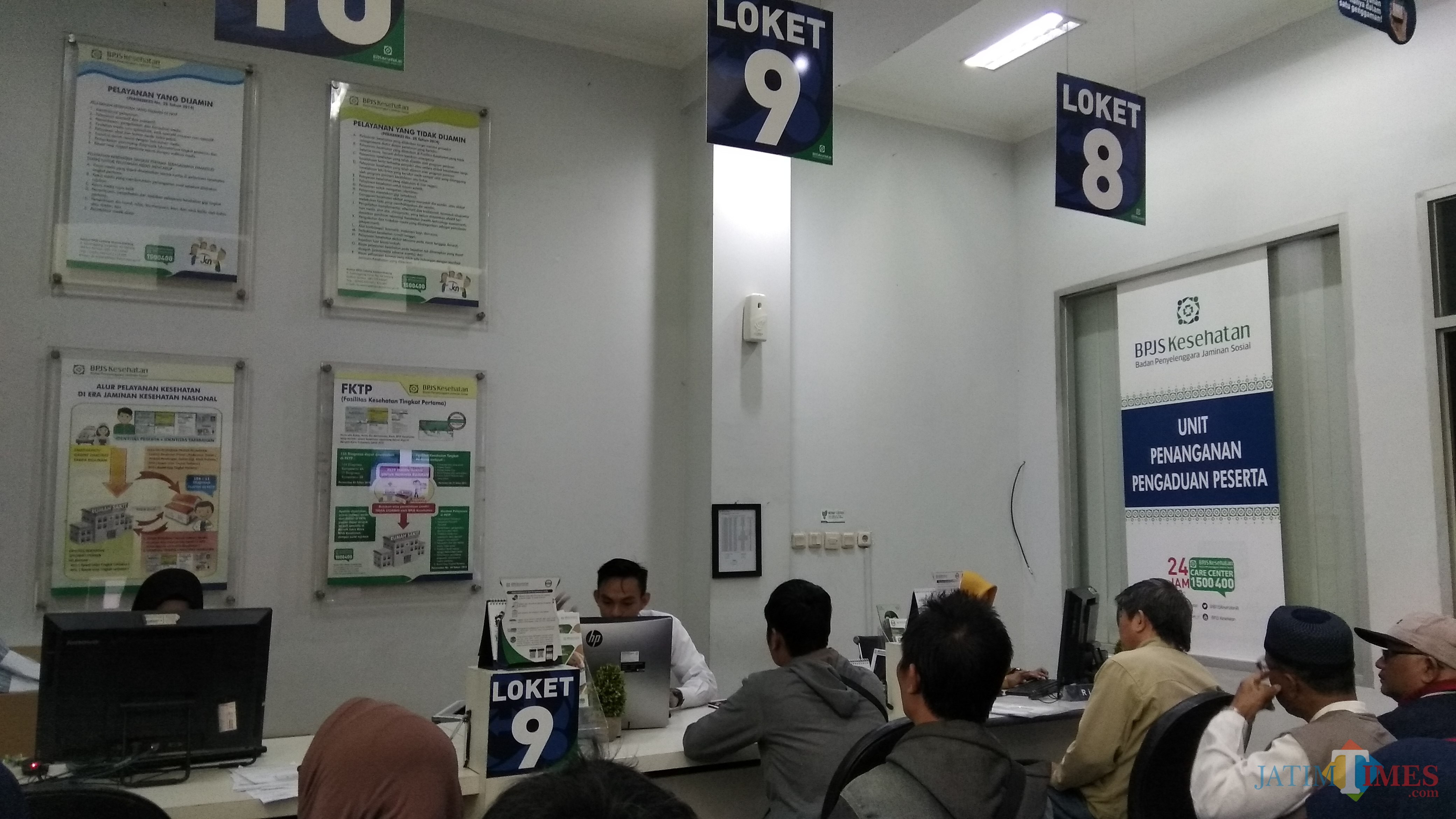 Warga tengah melakukan pendaftaran kepesertaan BPJS Kesehatan di Kantor Cabang Malang di Jalan Tumenggung Suryo, Kota Malang. (Foto: Nurlayla Ratri/MalangTIMES)