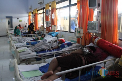 Kondisi pasien di ruang Seruni RSUD Jombang yang diduga terkena DBD. (Foto : Adi Rosul / JombangTIMES)