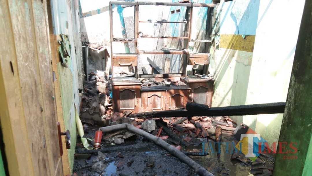 Api menghanguskan isi rumah. (Foto: Pawitra/JatimTIMES)