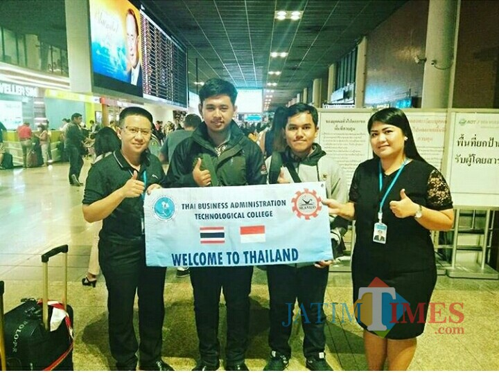 Dua mahasiswa Unisba Blitar (tengah) bersama perwakilan Thai Business Administration Terchnological College