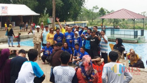 Pelatih dan official Tirta Meru saat peringatan ulang tahun perkumpulan di kolam Hutan Bambu. (Foto: Pawitra/JatimTIMES)