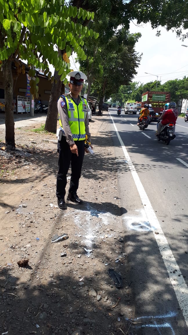 Petugas Kepolisian menunjukkan lokasi kecelakaan yang merenggut satu nyawa