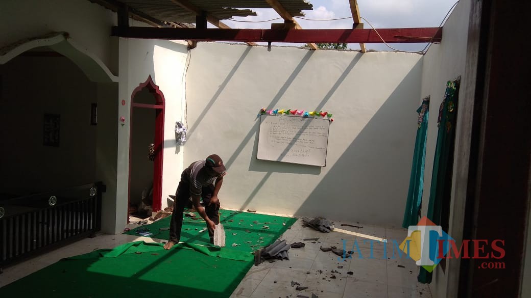 Salah satu masjid yang rusak akibat angin puting beliung. (foto : Joko Pramono /Jatimtimes)