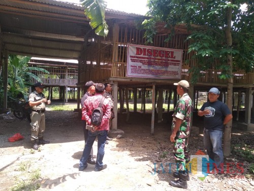 Satpol PP beserta Muspika saat menyegel kandang ayam yang dianggap meresahkan warga (foto : dok. Pol PP Tulungagung)