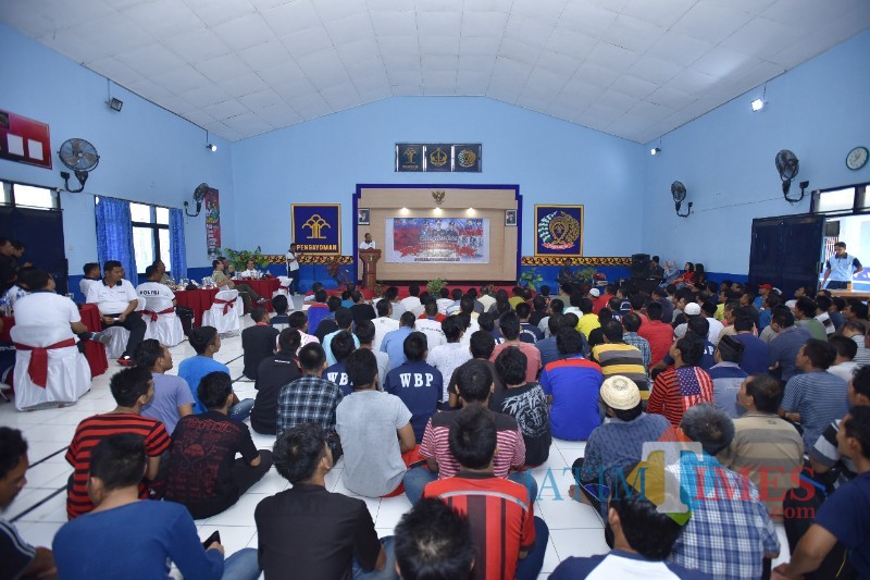 Situasi cangkrukan Polri, TNI dan Napi Rutan Situbondo (Foto Sony Haryono/ Situbondo TIMES)