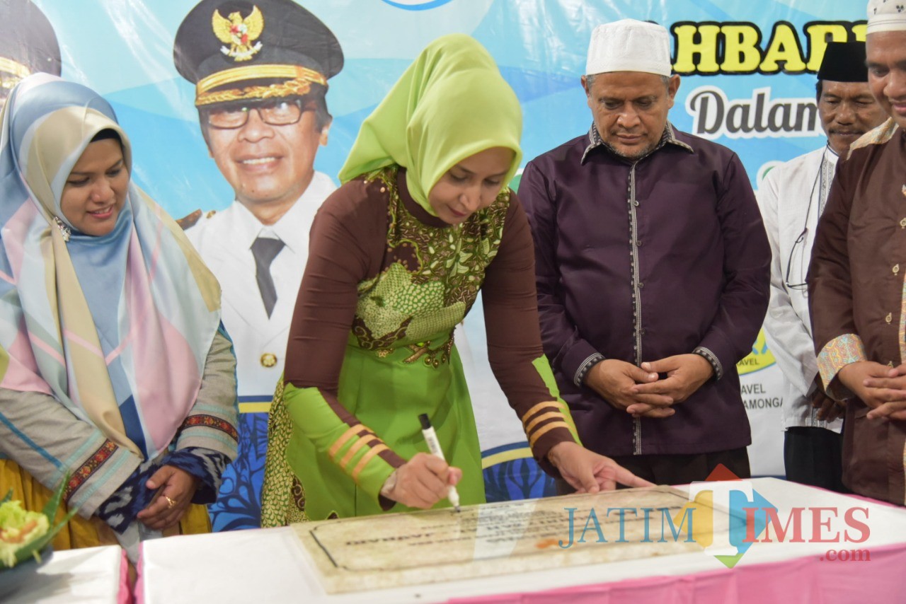 Bupati Jembet dr. Hj. Faida MMR saat menandatangani prasasti peresmian SMP Assuniyah Kencong