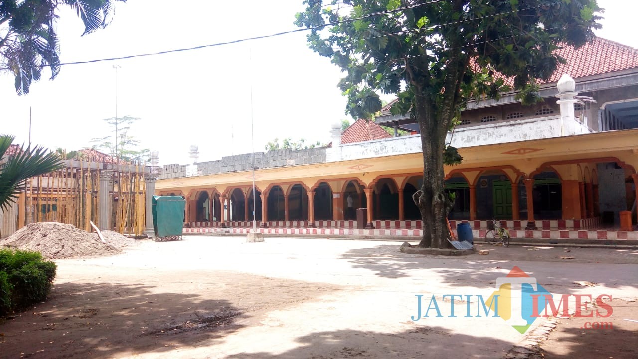 Masjid dan halaman utama Ponpes Mambaul Hikam Udanawu.(Foto : Aunur Rofiq/BlitarTIMES)