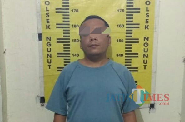 Siswanto saat di periksa di Mapolsek Ngunut / Foto : Dokpol / Tulungagung TIMES