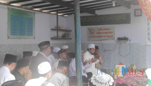 Tampak KHR. Ahmad Azaim Ibrahimy Pengasuh Ponpes Salafiyah Safiiyah Sukorejo saat mendoakan almarhum Gus Faqih (Foto Heru Hartanto / Situbondo TIMES)