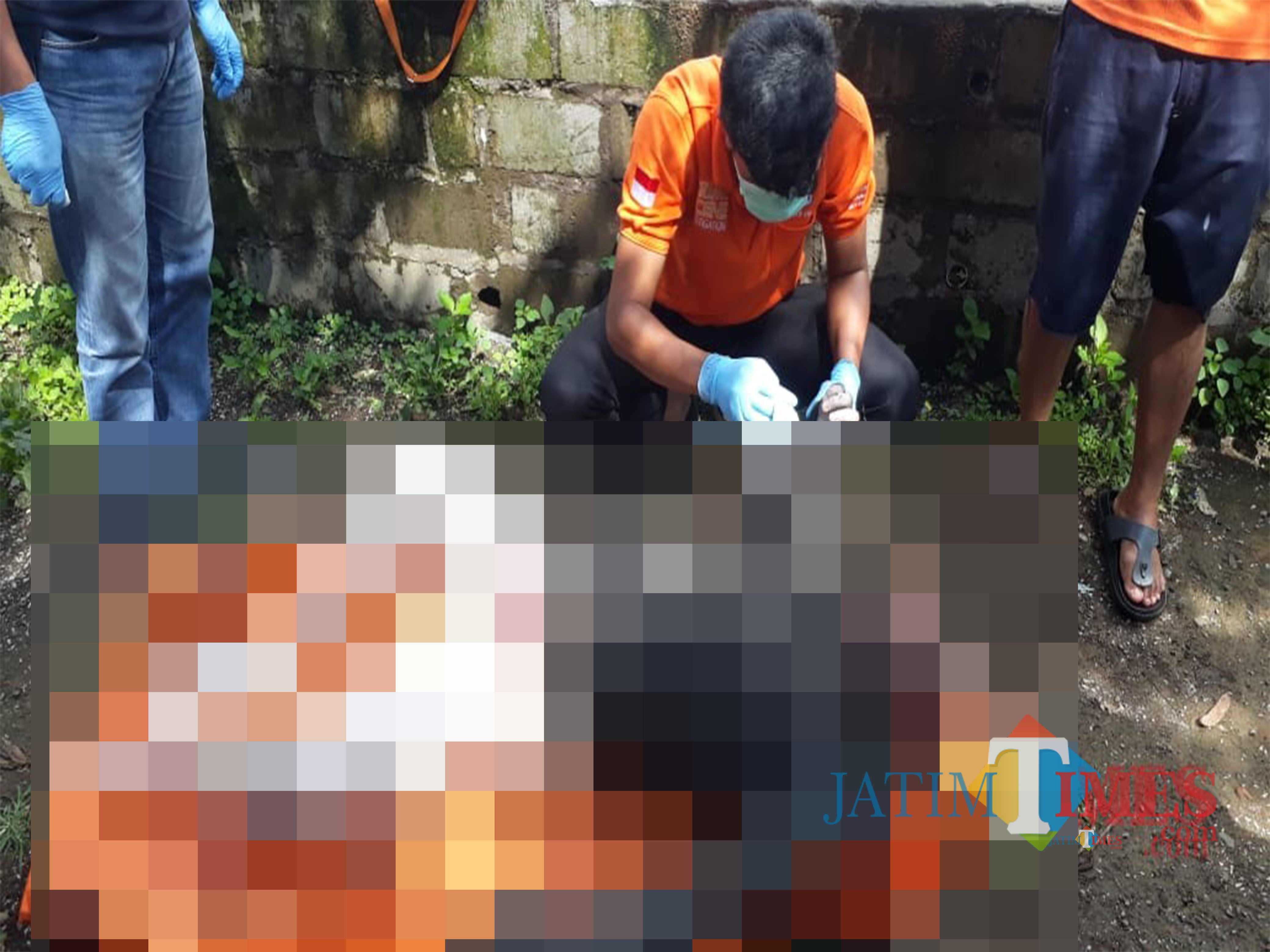 Petugas saat melakukan evakuasi jenazah mayat yang ditemukan mengapung di Sungai Molek, Kecamatan Kepanjen (Foto : Polsek Kepanjen for MalangTIMES)